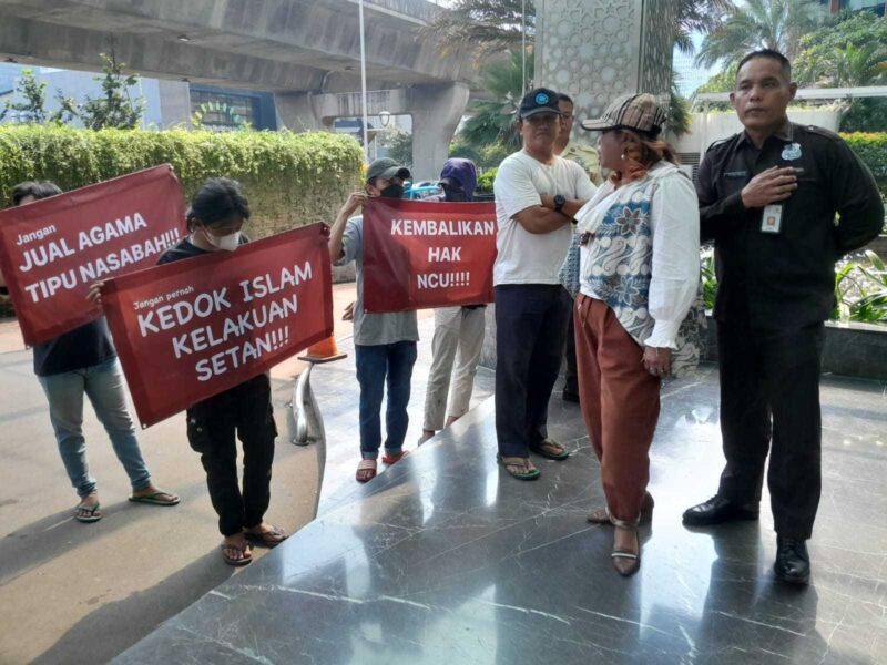 Puluhan orang menggeruduk Bank Muamalat Tower di Jl. dr Satrio kawasan Mega Kuningan Jakarta Selatan, Jumat (20/09/2024) siang.