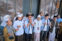 Keterangan foto : Pasangan calon Gubernur dan Wakil Gubernur Banten, Andra Soni-Dimyati Natakusumah didoakan terlebih dahulu oleh para ulama sebelum mengambil nomor urut ke Kantor KPU Banten, (Senin, 23/9/2024)