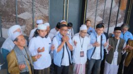 Keterangan foto : Pasangan calon Gubernur dan Wakil Gubernur Banten, Andra Soni-Dimyati Natakusumah didoakan terlebih dahulu oleh para ulama sebelum mengambil nomor urut ke Kantor KPU Banten, (Senin, 23/9/2024) 
