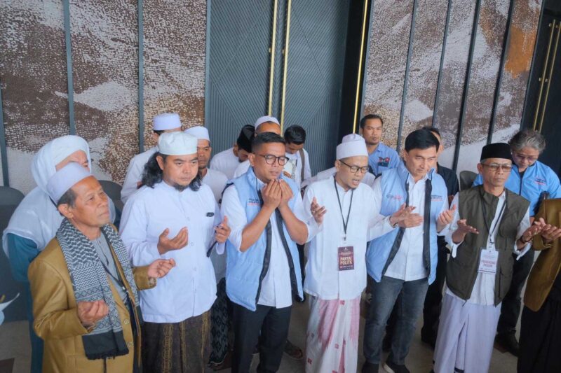 Keterangan foto : Pasangan calon Gubernur dan Wakil Gubernur Banten, Andra Soni-Dimyati Natakusumah didoakan terlebih dahulu oleh para ulama sebelum mengambil nomor urut ke Kantor KPU Banten, (Senin, 23/9/2024) 