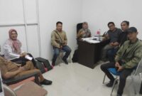 Pasca 72 orang karyawan PT Sumber Mitra Jaya (PT. SMJ) yang diduga keracunan usai makan siang. Kini masalahnya terus bergulir bagaikan bola salju, karena sudah makan korban, seorang karyawan meninggal dunia.