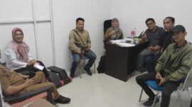 Pasca 72 orang karyawan PT Sumber Mitra Jaya (PT. SMJ) yang diduga keracunan usai makan siang. Kini masalahnya terus bergulir bagaikan bola salju, karena sudah makan korban, seorang karyawan meninggal dunia.
