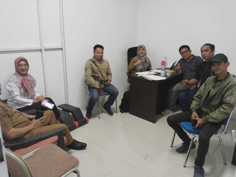 Pasca 72 orang karyawan PT Sumber Mitra Jaya (PT. SMJ) yang diduga keracunan usai makan siang. Kini masalahnya terus bergulir bagaikan bola salju, karena sudah makan korban, seorang karyawan meninggal dunia.