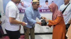 Relawan Maesyal - Intan Kabupaten Tangerang peduli puluhan anak-anak yatim dan dhuafa lewat santunan. Pembagian santunan tersebut dilakukan di Desa Gembong, Kecamatan Belaraja.