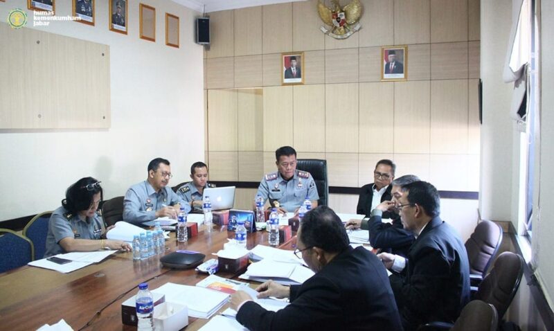 Keterangan foto : Kepala Kantor Wilayah Kementerian Hukum dan HAM Jawa Barat Masjuno Pimpin Sidang Majelis Pengawas Wilayah Notaris, (Senin, 30/9/2024) 