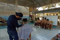 Keterangan poto : Suasana Pangkas Rambut Gratis yang di Selenggarakan oleh SMK PGRI Maja dan di Ikiti oleh Seluruh Civitas Sekolah. Doc Khusus 5/9/2024