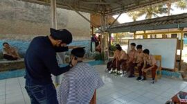 Keterangan poto : Suasana Pangkas Rambut Gratis yang di Selenggarakan oleh SMK PGRI Maja dan di Ikiti oleh Seluruh Civitas Sekolah. Doc Khusus 5/9/2024