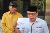 Sugeng Teguh Santoso, SH, Ketua IPW didampingi Petrus Selestinus, Koordinator TPDI di Gedung Merah Putih, KPK, usai membuat laporan.