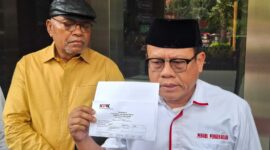 Sugeng Teguh Santoso, SH, Ketua IPW didampingi Petrus Selestinus, Koordinator TPDI di Gedung Merah Putih, KPK, usai membuat laporan.