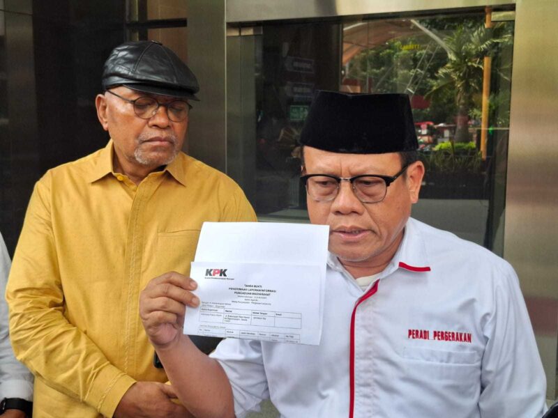 Sugeng Teguh Santoso, SH, Ketua IPW didampingi Petrus Selestinus, Koordinator TPDI di Gedung Merah Putih, KPK, usai membuat laporan.