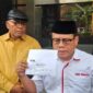 Sugeng Teguh Santoso, SH, Ketua IPW didampingi Petrus Selestinus, Koordinator TPDI di Gedung Merah Putih, KPK, usai membuat laporan.