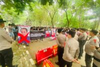 Ratusan Forum Aspirasi Masyarakat Tangerang Utara (FAMTU) gelar unjuk rasa di Markas Polresta Tangerang Polda Banten,