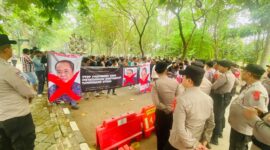 Ratusan Forum Aspirasi Masyarakat Tangerang Utara (FAMTU) gelar unjuk rasa di Markas Polresta Tangerang Polda Banten,