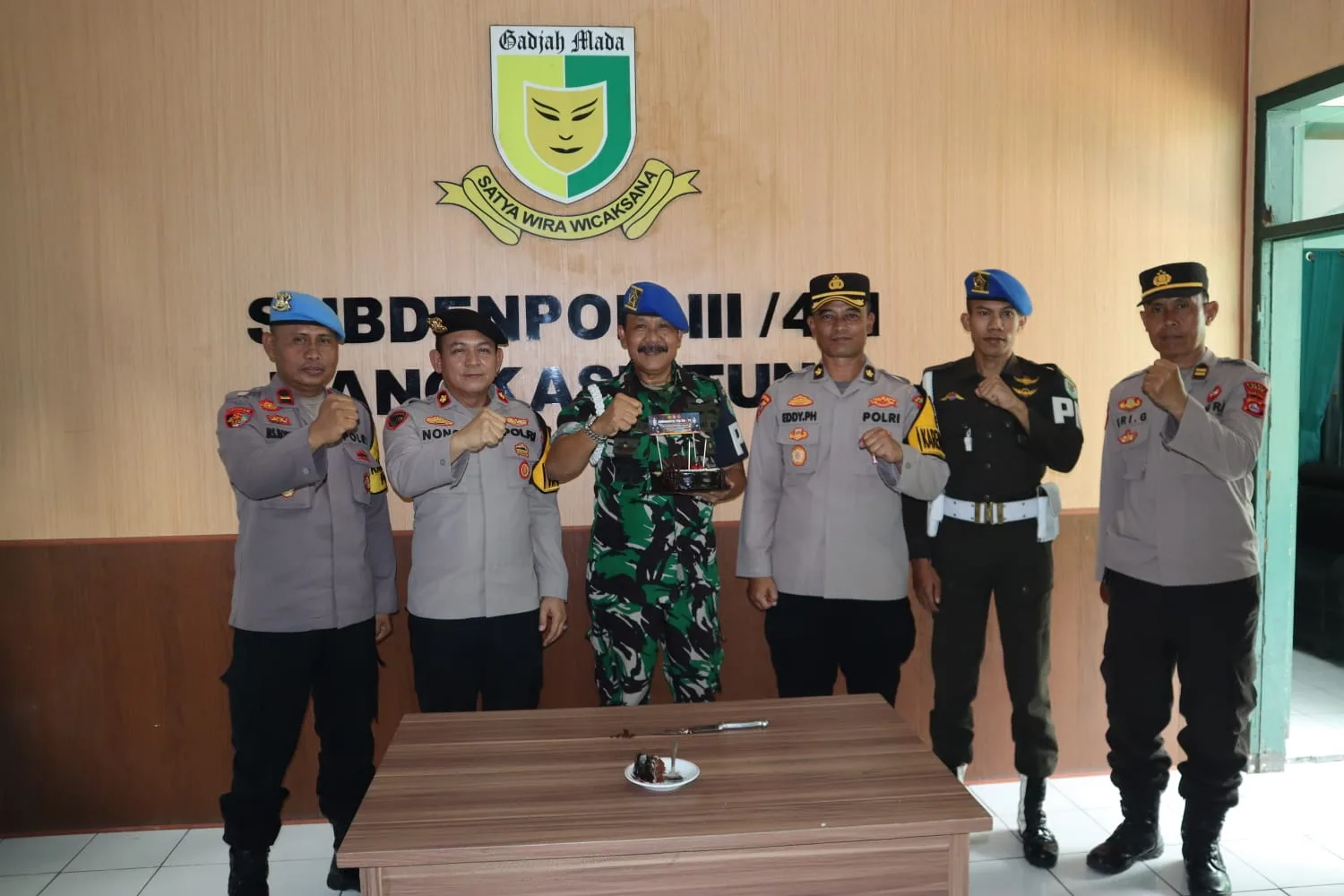 Polres Lebak Berikan Ucapan Selamat HUT TNI ke 79 ke Denpom III/4-1 Lebak