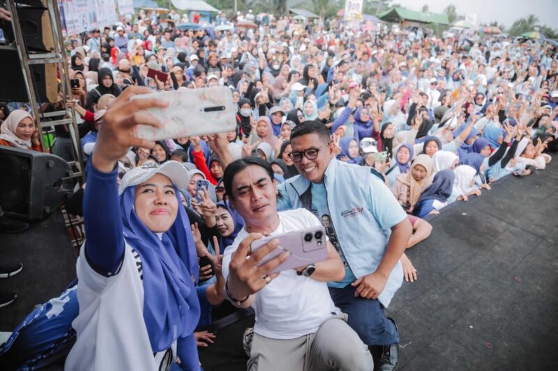 Keterangan foto : Andra Soni kampanye bareng Iti Jayabaya dan Charlie Van Houten di lebak, (Selasa, 8/10/2024) 