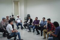 Markas Polres Metro Tangerang Kota didatangi ratusan massa dari Forum Aspirasi Masyarakat Tangerang Utara (FAMTU).