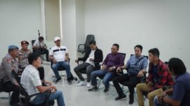 Markas Polres Metro Tangerang Kota didatangi ratusan massa dari Forum Aspirasi Masyarakat Tangerang Utara (FAMTU).