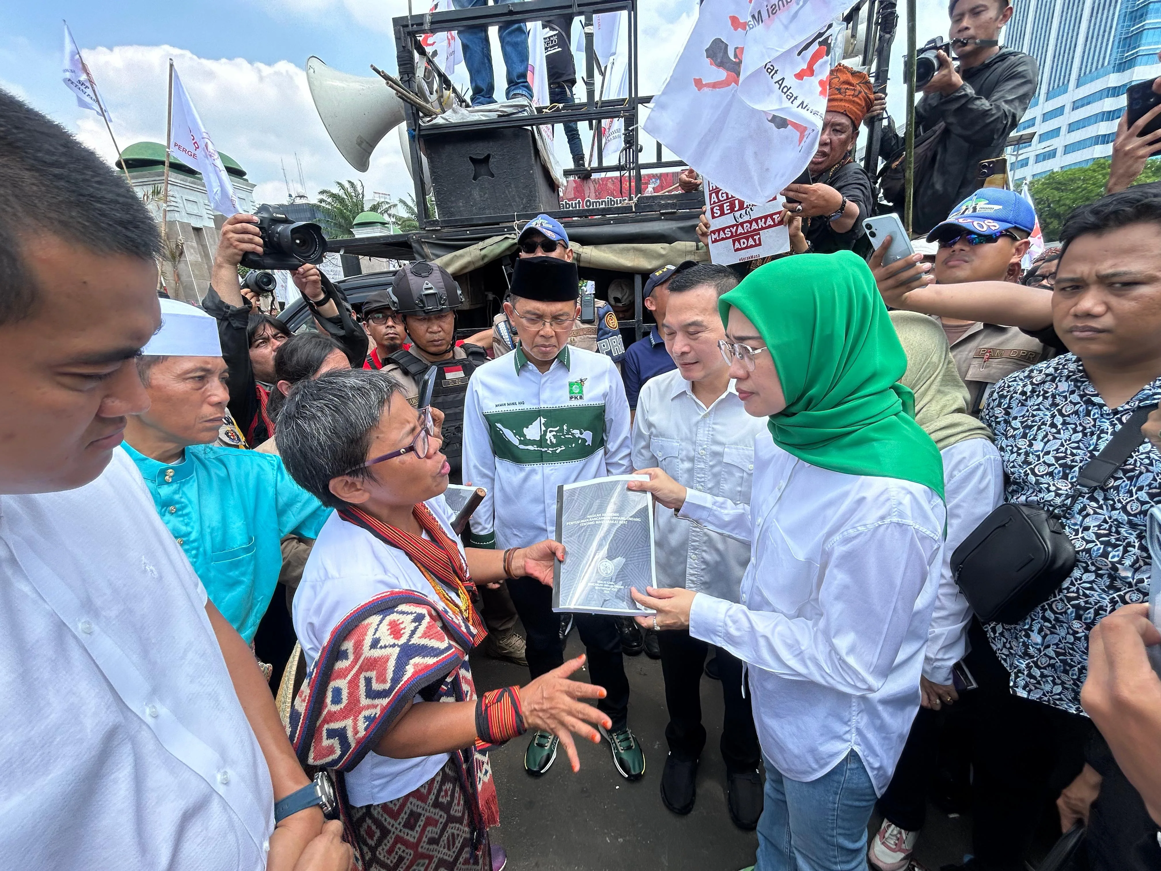 Anggota DPR RI Temui Demonstran Desak Pengesahan RUU Masyarakat Adat I Teras Media