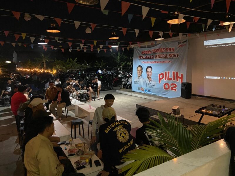 Keterangan foto : Ratusan Mahasiswa Kab.Tangerang Nobar Dukung Timnas dan Deklarasi Andra Soni, (Selasa, 15/10/2024) 