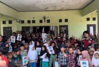 Puluhan anggota Polwan dari Ditsamapta Polda Banten menggelar sosialisasi tentang pentingnya pendidikan untuk anak-anak di Desa Jayasari