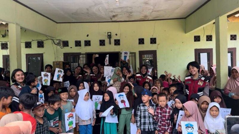 Puluhan anggota Polwan dari Ditsamapta Polda Banten menggelar sosialisasi tentang pentingnya pendidikan untuk anak-anak di Desa Jayasari