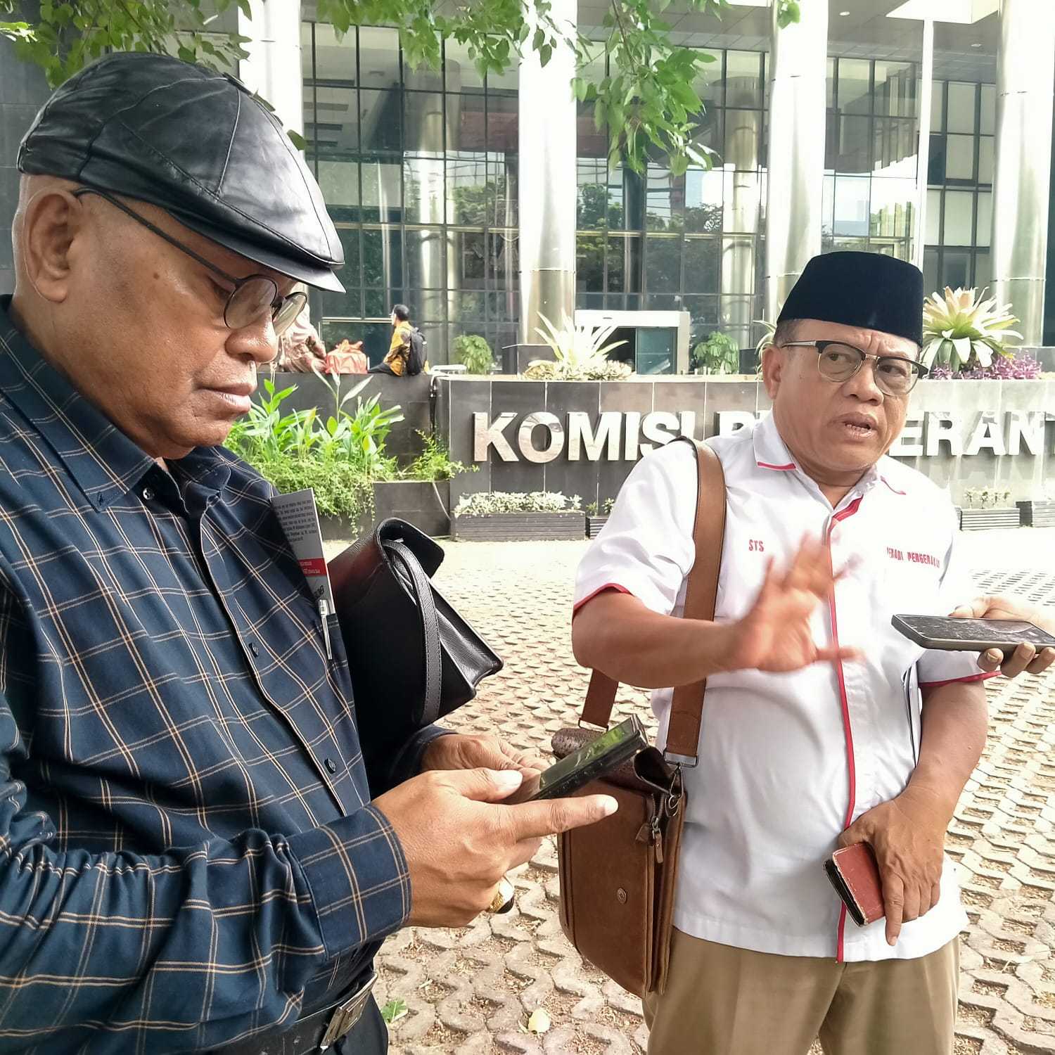 Sugeng Teguh Santoso, SH, Ketua Indonesiq Police Watch (IPW) dan Petrus Selestinus, SH, Koordinator Tim Pembela Demokrasi Indonesia (TPDI) kepada wartawan di Jakarta, Kamis (24/10/2024)