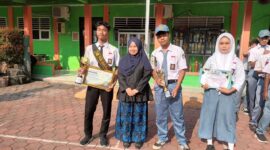 Keterangan poto : Kepala SMK PGRI Rangkasbitung, Dini Hipdiani, M. Ps, saat menyambu, Abu dan Siti, peraih juara 1 Lomba Panjat Tebing antar Pelajar Tingkat Kabupaten Lebak di halaman Sekolah pada 27/10/2024