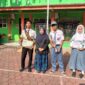 Keterangan poto : Kepala SMK PGRI Rangkasbitung, Dini Hipdiani, M. Ps, saat menyambu, Abu dan Siti, peraih juara 1 Lomba Panjat Tebing antar Pelajar Tingkat Kabupaten Lebak di halaman Sekolah pada 27/10/2024