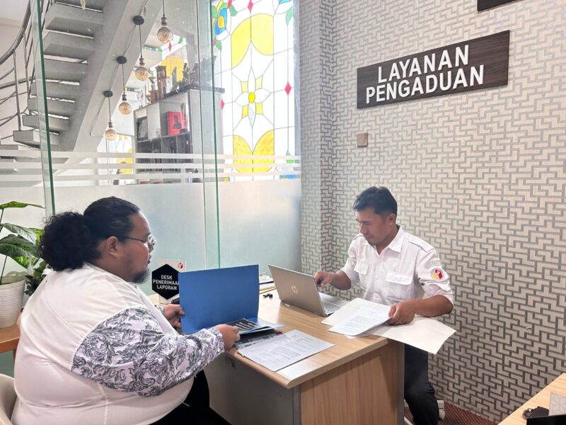 Keterangan foto : Tim Koalisi Masyarakat Banten Untuk Perubahan, Dekardo Tiarif Manalu mengatakan dugaan pelanggaran tersebut terjadi di salah satu Pondok Pesantren tepatnya di Pondok Pesantren AL Hidayah, Rabu (30/10/2024) 