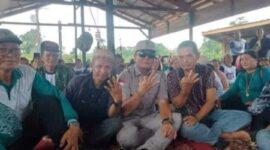 Keterangan foto : Sebuah foto beredar di media sosial diduga Bupati Mahakam Ulu, Bonifasius Belawan Geh sedang mengkampanyekan anaknya saat acara Nugal di Kampung Long Gelawang, Rabu (30/10/2024) 