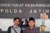 Puluhan pemuda yang tergabung dalam Pemuda Sampang Peduli Demokrasi (PSPD) menyambagi Polda Jawa Timur pada Kamis (3/10) siang.