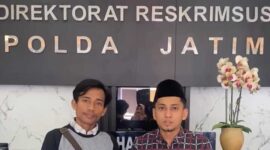 Puluhan pemuda yang tergabung dalam Pemuda Sampang Peduli Demokrasi (PSPD) menyambagi Polda Jawa Timur pada Kamis (3/10) siang. 
