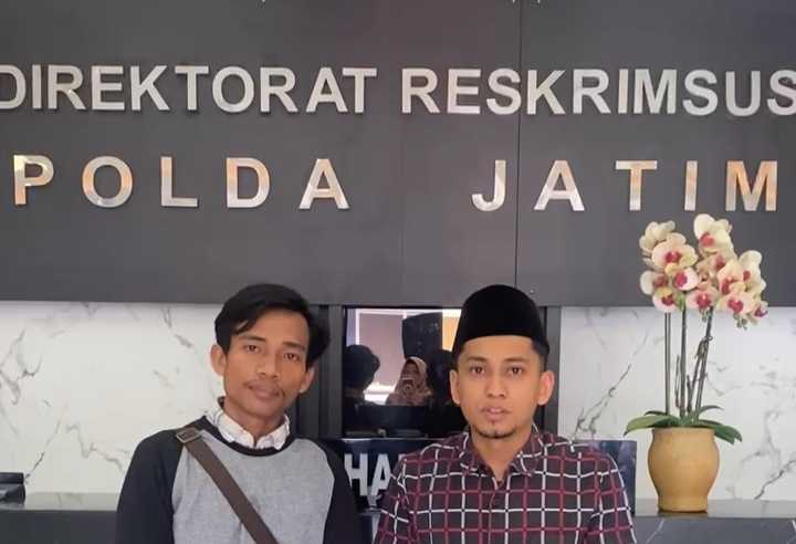 Puluhan pemuda yang tergabung dalam Pemuda Sampang Peduli Demokrasi (PSPD) menyambagi Polda Jawa Timur pada Kamis (3/10) siang. 