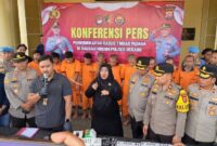 Keterangan poto : Kapolres Serang Kabupaten, AKBP Condo Sasongko di dampingi Kasat Reskrim AKP Andi Kurniady beserta jajaran, saat melakukan Konprensi Pers kasus Curanmor dan Curat di Halaman Mapolres Serang.