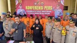 Keterangan poto : Kapolres Serang Kabupaten, AKBP Condo Sasongko di dampingi Kasat Reskrim AKP Andi Kurniady beserta jajaran, saat melakukan Konprensi Pers kasus Curanmor dan Curat di Halaman Mapolres Serang.