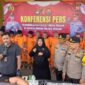 Keterangan poto : Kapolres Serang Kabupaten, AKBP Condo Sasongko di dampingi Kasat Reskrim AKP Andi Kurniady beserta jajaran, saat melakukan Konprensi Pers kasus Curanmor dan Curat di Halaman Mapolres Serang.