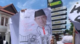 Keterangan foto : massa desak Kejari Banyuwangi Transparansi Soal Penanganan Hukum, Kamis (31/10/2024) 