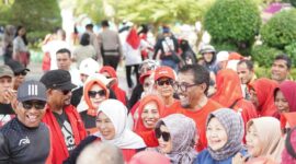 Warga Maluku Utara dan tokoh masyarakat mengapresiasi langkah pasangan calon gubernur dan wakil gubernur Maluku Utara, Sultan Husain Alting Sjah-Asrul Rasyid Ichsan (HAS) yang menggelar jalan sehat di Landmark Ternate.