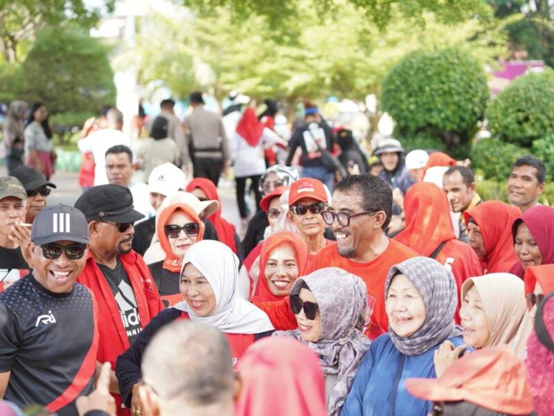 Warga Maluku Utara dan tokoh masyarakat mengapresiasi langkah pasangan calon gubernur dan wakil gubernur Maluku Utara, Sultan Husain Alting Sjah-Asrul Rasyid Ichsan (HAS) yang menggelar jalan sehat di Landmark Ternate.
