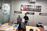 Aliansi Masyarakat Banten untuk Perubahan kembali melaporan pasangan calon Gubernur dan Wakil Gubernur nomor urut 1 yaitu Airin - Ade Sumardi. Mereka diduga melakukan pelanggaran, Senin (4/11/2024)