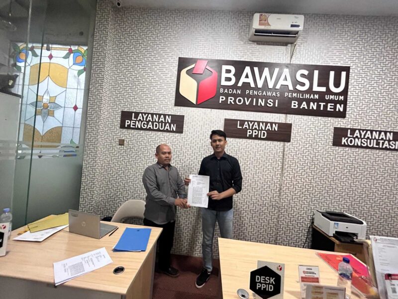 Aliansi Masyarakat Banten untuk Perubahan kembali melaporan pasangan calon Gubernur dan Wakil Gubernur nomor urut 1 yaitu Airin - Ade Sumardi. Mereka diduga melakukan pelanggaran, Senin (4/11/2024) 