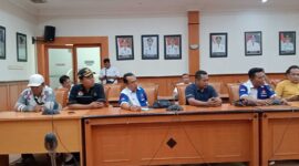 Forsa Hebat menyegel pintu masuk Kantor Pj Bupati.