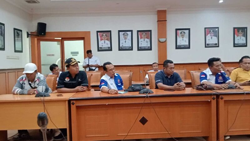 Forsa Hebat menyegel pintu masuk Kantor Pj Bupati.