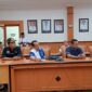 Forsa Hebat menyegel pintu masuk Kantor Pj Bupati.
