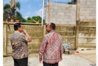 Keterangan foto : Anggota Ombudsman RI Yeka Hendra Fatika dan Kepala Perwakilan Ombudsman RI Perwakilan Jakarta Raya, Dedy Irsan saat melihat langsung pembanguna tembok pabrik yang menumpang di tembok warga di Gunung Sindur, Kamis (7/11/2024)