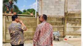 Keterangan foto : Anggota Ombudsman RI Yeka Hendra Fatika dan Kepala Perwakilan Ombudsman RI Perwakilan Jakarta Raya, Dedy Irsan saat melihat langsung pembanguna tembok pabrik yang menumpang di tembok warga di Gunung Sindur, Kamis (7/11/2024) 