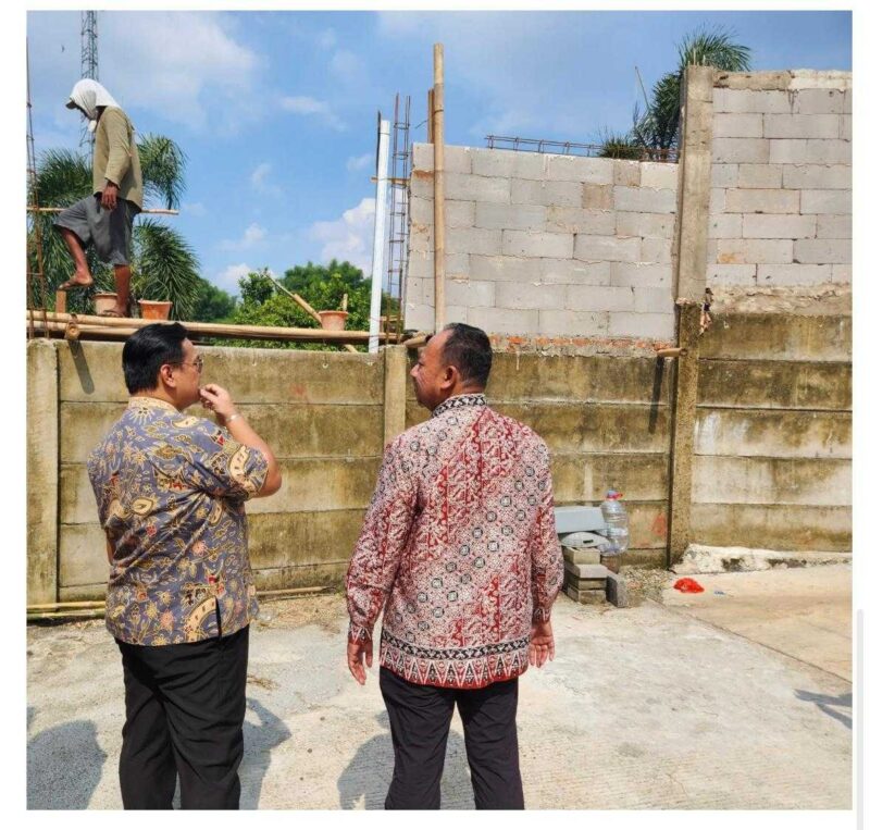 Keterangan foto : Anggota Ombudsman RI Yeka Hendra Fatika dan Kepala Perwakilan Ombudsman RI Perwakilan Jakarta Raya, Dedy Irsan saat melihat langsung pembanguna tembok pabrik yang menumpang di tembok warga di Gunung Sindur, Kamis (7/11/2024) 
