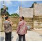 Keterangan foto : Anggota Ombudsman RI Yeka Hendra Fatika dan Kepala Perwakilan Ombudsman RI Perwakilan Jakarta Raya, Dedy Irsan saat melihat langsung pembanguna tembok pabrik yang menumpang di tembok warga di Gunung Sindur, Kamis (7/11/2024) 
