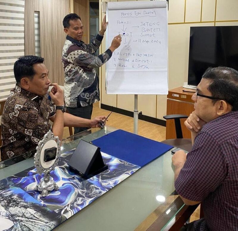 Ket foto: 
Ex wakil komandan tim golf TKN Prabowo Gibran: Turman Simanjuntak, ahmad Kailani, dan Sulaiman Haikal.