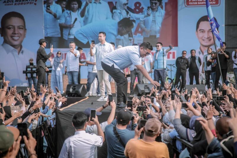 Keterangan foto : Pasangan Calon Gubernur dan Wakil Gubernur Banten Andra Soni-Dimyati Natakusumah menghadiri Konser Banten Maju di Lapangan Parigi, Pondok Aren, Kota Tangerang Selatan, pada Minggu, (17/11/2024)